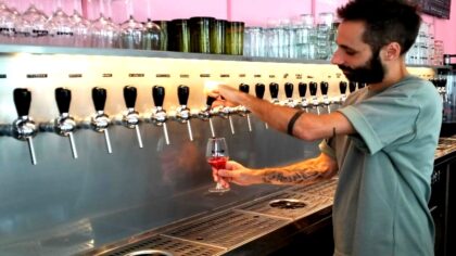 nantes-turbo-installe-sur-l-ile-de-nantes-ce-bar-a-un-concept-unique-et-rassemble-un-grand-nombre-de